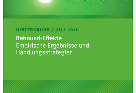 Cover des Hintergrundpapiers Rebound-Effekte: Empirische Ergebnisse und Handlungsstrategien" mit einem Bild einer leuchtenden Energiesparlampe, die an ihrer Fassung gegen eine Reihe ausgeschaltete Glühlampen schwingt