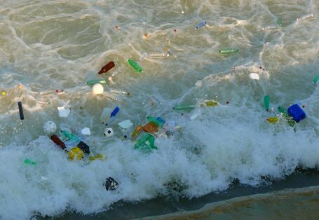 Plastikflaschen und anderer Müll im Meer
