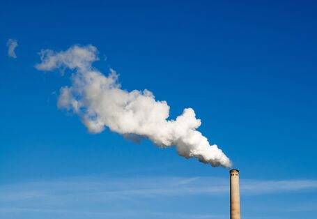 Rauchender Industrieschornstein