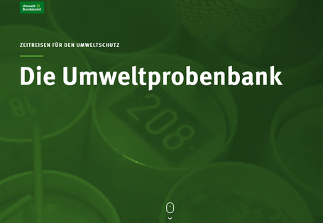 Schriftzug "Die Umwelt­probenbank: Zeitreisen für den Umweltschutz" im Hintergrund eingelagerte Umweltproben in Behältern