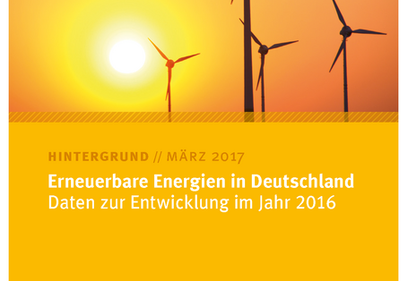 Titelseite des Hintergrundpapiers "Erneuerbare Energien in Deutschland - Daten zur Entwicklung im Jahr 2016" vom März 2017 mit einem Bild von Windkraftanlagen im Morgen-oder Abendrot