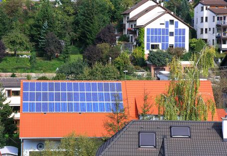 Siedlung mit Solarzellen auf Dächern und an Fassaden