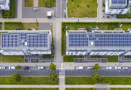 Luftbild eines Stadtquartiers mit Grün- und Solardächern