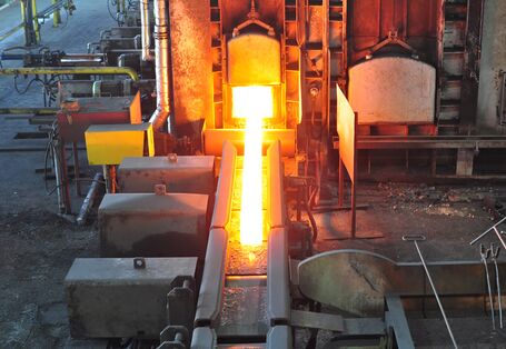 glühender Stahl in einem Stahlwerk