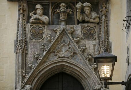 alte Laterne mit Led-Licht vor einem steinernen historischen Eingangsportal