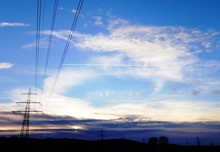 Stromtrasse in der Abenddämmerung