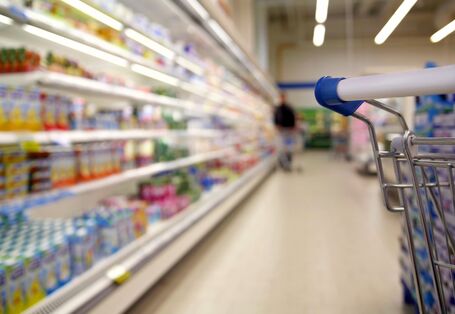 ein Gang in einem Supermarkt entlang eines Kühlregals