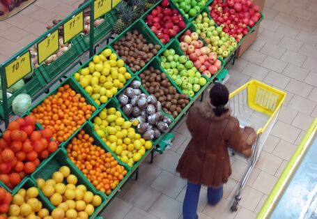 Frau im Supermarkt beim Obstregal