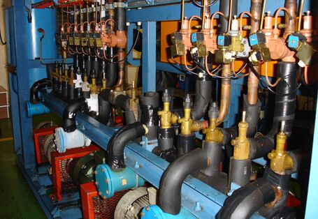 technische Anlage mit vielen Rohren und Ventilen