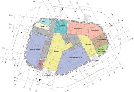 Grundriss-Plan, eingezeichnet sind 2 Konferenzräume, Räume für die Registratur, für 1. Hilfe, Haustechnik, Sanitär, Teeküche und Fahrradwerkstatt. Es gibt zwei Eingangsbereiche und zwei Treppenaufgänge.