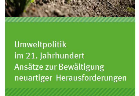 Cover des Faltblatts "Umweltpolitik im 21. Jahrhundert - Absätze zur Bewältigung neuartiger Herausforderungen" mit einer Großaufnahme von Ackerfurchen, aus denen grüne Büschel sprießen, unten das Logo des Umweltbundesamtes
