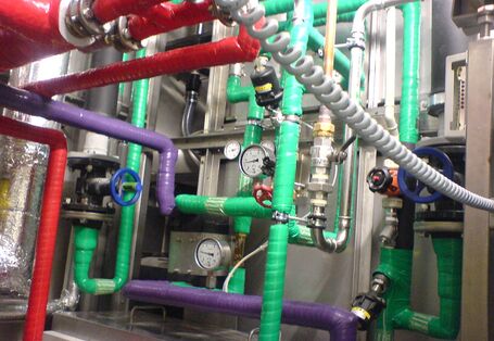 großes Gerät mit vielen Rohren, Kabeln und Druck-Anzeigen