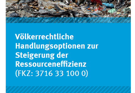 Titelseite des Faltblatts "Völkerrechtliche Handlungsoptionen zur Steigerung der Ressourceneffizienz" mit einem Bild eines Radladers auf einer Müllkippe, unten das Logo des Umweltbundesamts