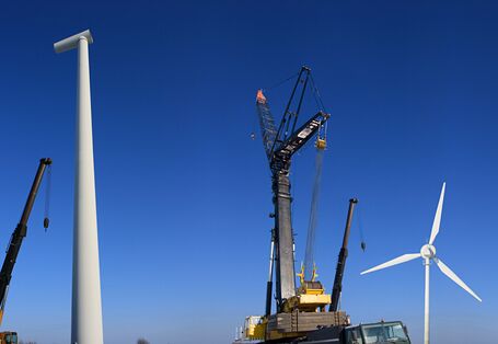 eine Windenergieanlage wird mit einem Kran abgebaut
