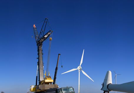 Kran und Windkraftanlagen, zum Teil in Einzelteilen