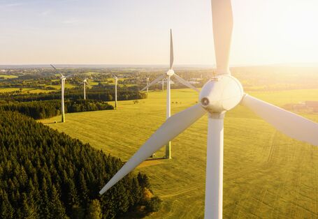 Windkraftanlage auf einem Feld
