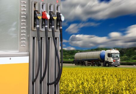 Zapfsäule und Tankwagen