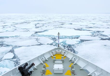 Eisbrecher in der Arktis