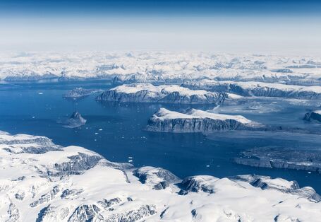 Eisbedeckte Berglandschaft auf Grönland
