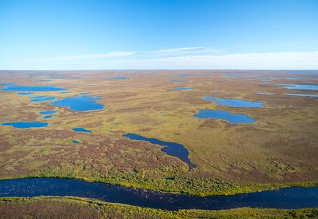 Weite Ebenen karger Landschaft: Nunavut, Kanada