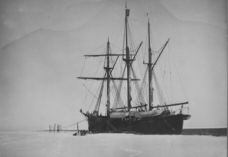 Schwarz weiß Bild des Forschungsschiffes Fram im Eis