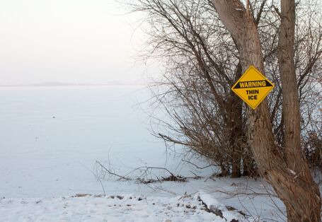 Eisfläche Warnschild an einem Baum