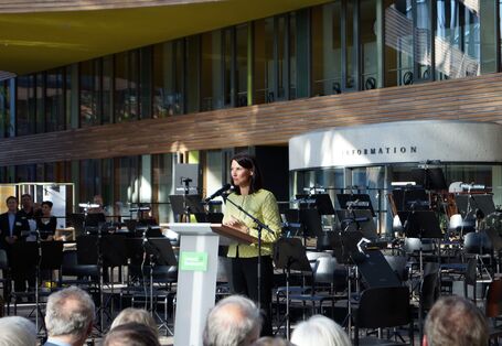 BMUB-Staatssekretärin Rita Schwarzelühr-Sutter auf der Bühne im Atrium des UBA in Dessau