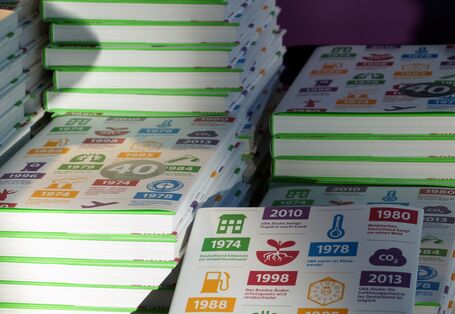 Bücherstapel mit der Festschrift zum Jubiläum