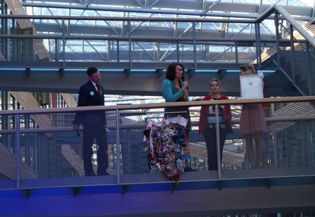 Die Künstlerin, ihre Werke udn Moderator Stephan Gabriel Haufe auf einer Treppe im Atrium des UBA in Dessau