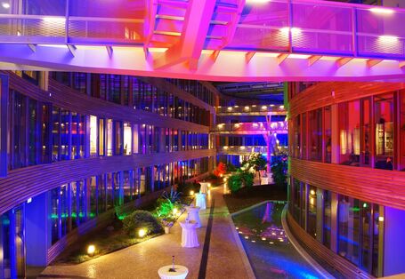 Bunt angeleuchtetes Atrium des UBA in Dessau