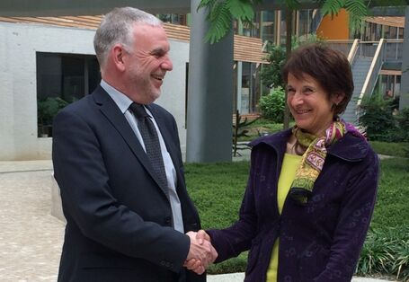 Alt-Präsident Jochen Flasbarth gratuliert der neuen Präsidentin Maria Krautzberger