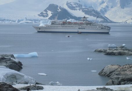 Passagierschiff in der Antarktis