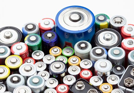 Batterien verschiedener Größe und Farbe 
