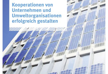 Häuserfront mit Solaranlagen