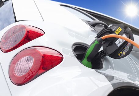 Ein Elektroauto wird an einer öffentlichen Tanksäule mit Strom aufgetankt