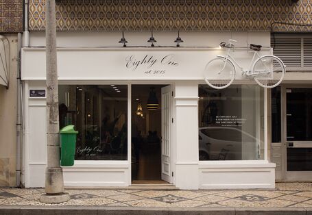 Schaufenster eines Friseursalons mit einem hängenden Fahrrad