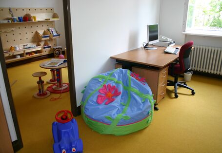 Eltern-Kind-Zimmer in Berlin: Zwei Räume zum Arbeiten und Spielen mit Schreibtisch, Kindermöbeln und Spielzeug