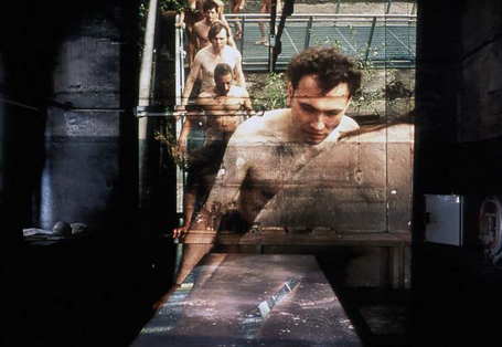 Fotografie-Collage: Nackte Menschen steigen eine Treppe hoch