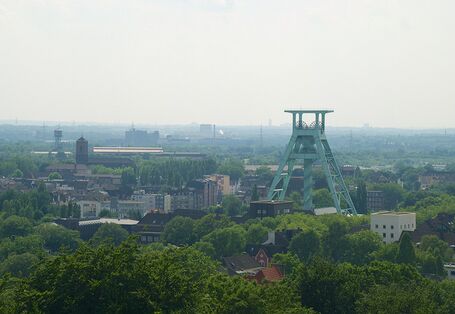 Luftaufnahme auf Bochum mit Blick auf den Kohle-Förderturm einer Zeche. 