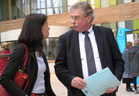 Rita Schwarzelühr-Sutter, Parlamentarische Staatssekretärin des Bundesumweltministeriums, und Thomas Holzmann, amtierender Präsident des UBA, bei der Begehung der Ausstellung.