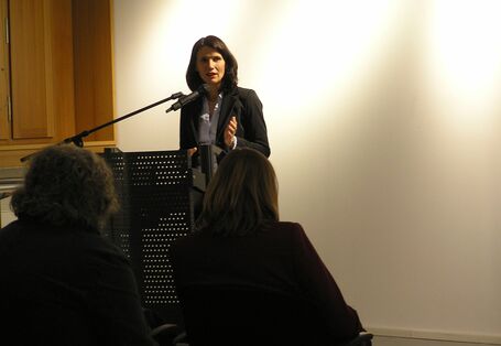Rita Schwarzelühr-Sutter, Parlamentarische Staatssekretärin des Bundesumweltministeriums, hinter dem Podium während ihrer Rede bei der Eröffnung der Ausstellung.