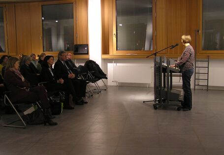 Umwelthistorikerin Anna-Katharina am Rednerpult bei ihrer Rede zur Eröffnung der Ausstellung.