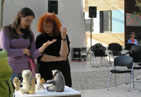 Zwei Frauen sprechen über Austellungsstücke