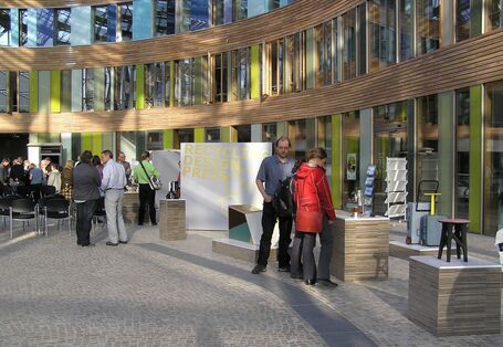 Blick auf den Innenhof des Umweltbundesamtes auf verschiedene Austellungsobjekte