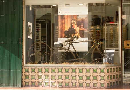 Schaufenster mit einem Fahrrad als Dekoration