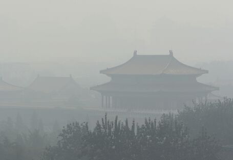 Gebäude der Verbotenen Stadt in Peking sind von Smog eingehüllt.
