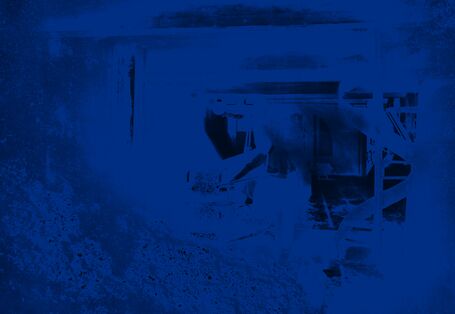 Die fertige Müllwolle wird mit einem Transportband weggeschafft.