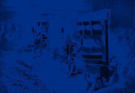 Presse: aus der Müllwolle werden Platten gepresst