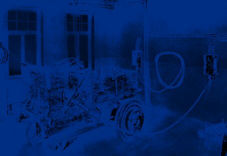 Eine elektrische Zugmaschine wird aufgeladen, ihre Energie stammt aus der Müllverbrennung