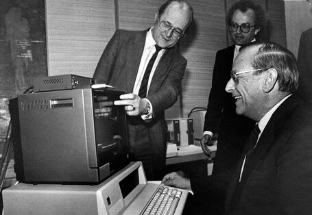 UBA-Präsident Heinrich von Lersner präsentiert 1982 Bundesinnenminister Friedrich Zimmermann (rechts) das neue Bildschirmtextangebot des Umweltbundesamtes. Im Hinblick auf seine Kommunikationsstrategien war das UBA immer am Puls der Zeit.